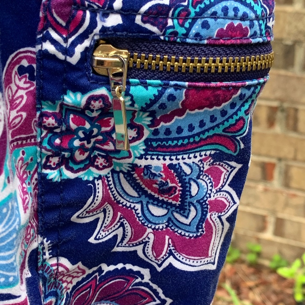 Chico’s Comfort Waist Luxe Utility Outline Floral Crops - Picture 6 of 8